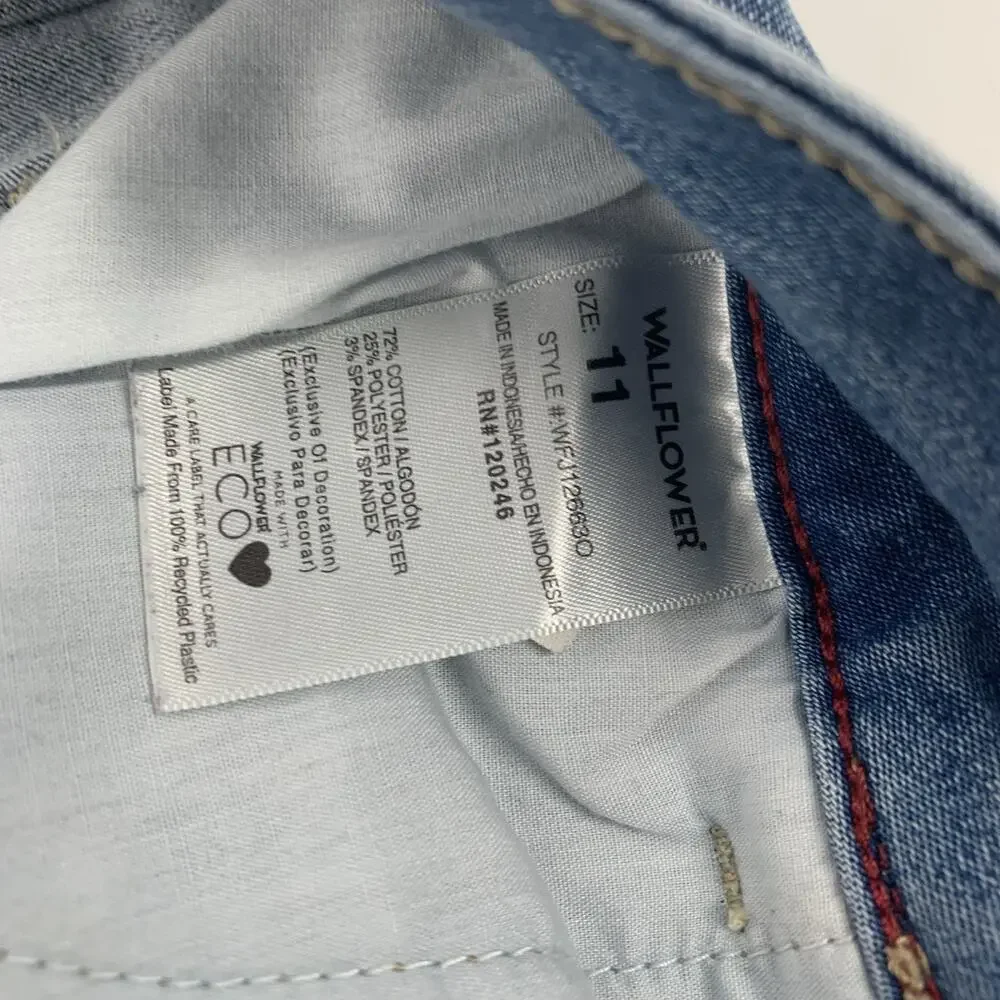 Wallflower The Ultra Fit Rolled Cuffed Jean Short 11 Womens Light Wash Denim - Picture 4 of 6